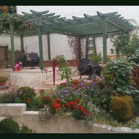 Room In A Neoclassical House - Ladybug แคซโทเรีย ภายนอก รูปภาพ